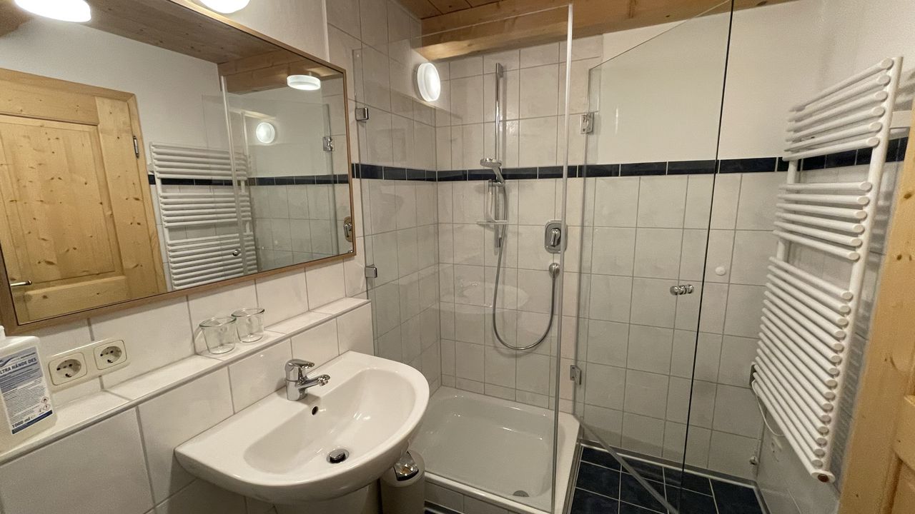 Bad mit Dusche Bad mit Dusche